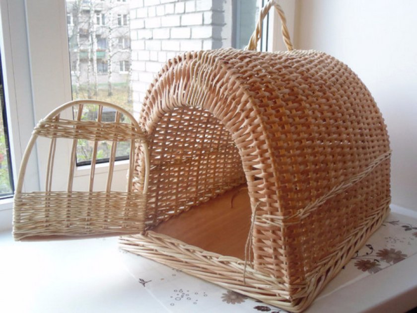 Плетеная переноска для котов