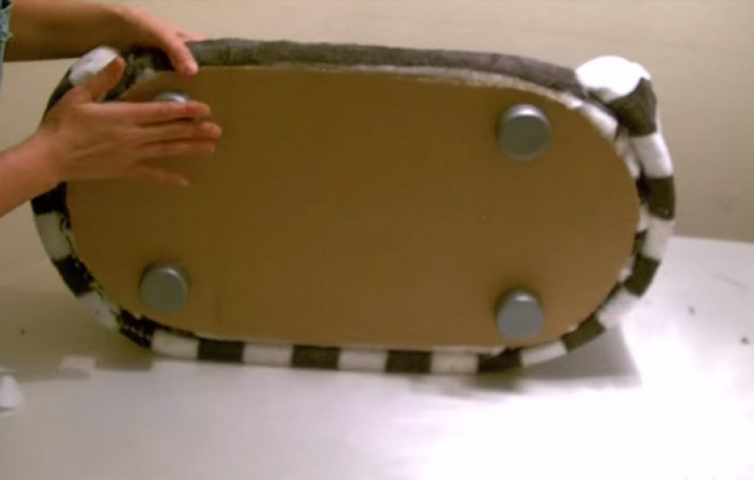 Приклеиваем ножки