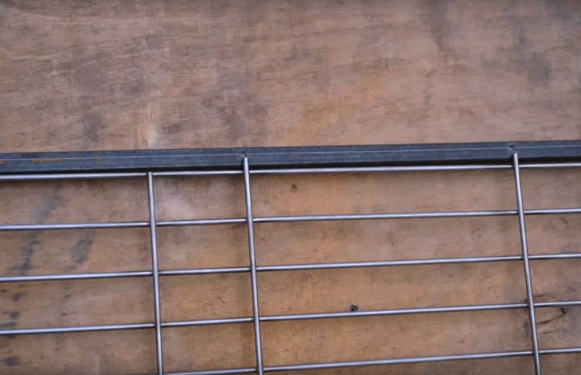 Проделываем отверстия для закрепления сетки