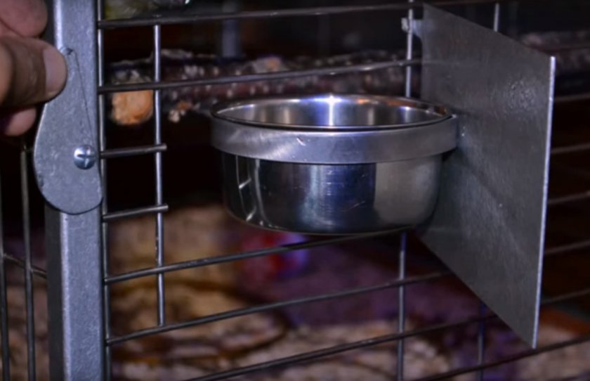 Закрепляем дверцы с мисочками