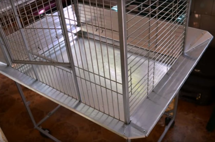 Вырезаем дно для клетки