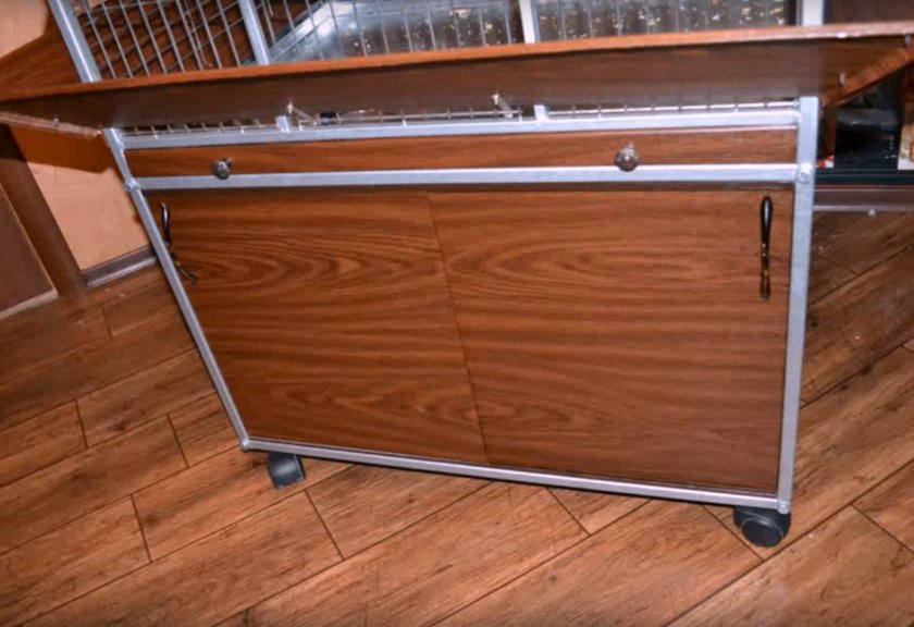 Закрепляем до дна колёсики