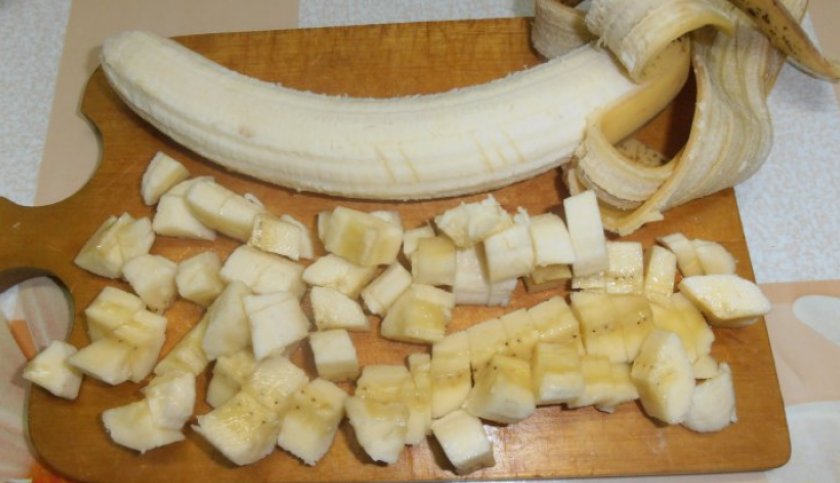 Нарезанный банан для попугая