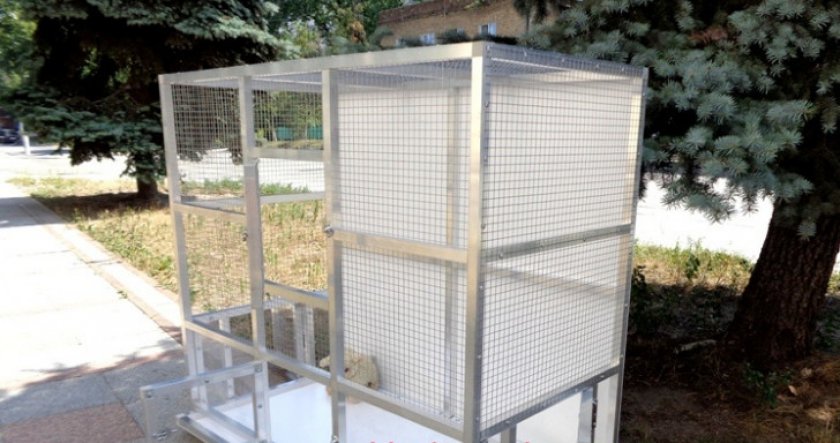 Клетка на улице Клетка на улице